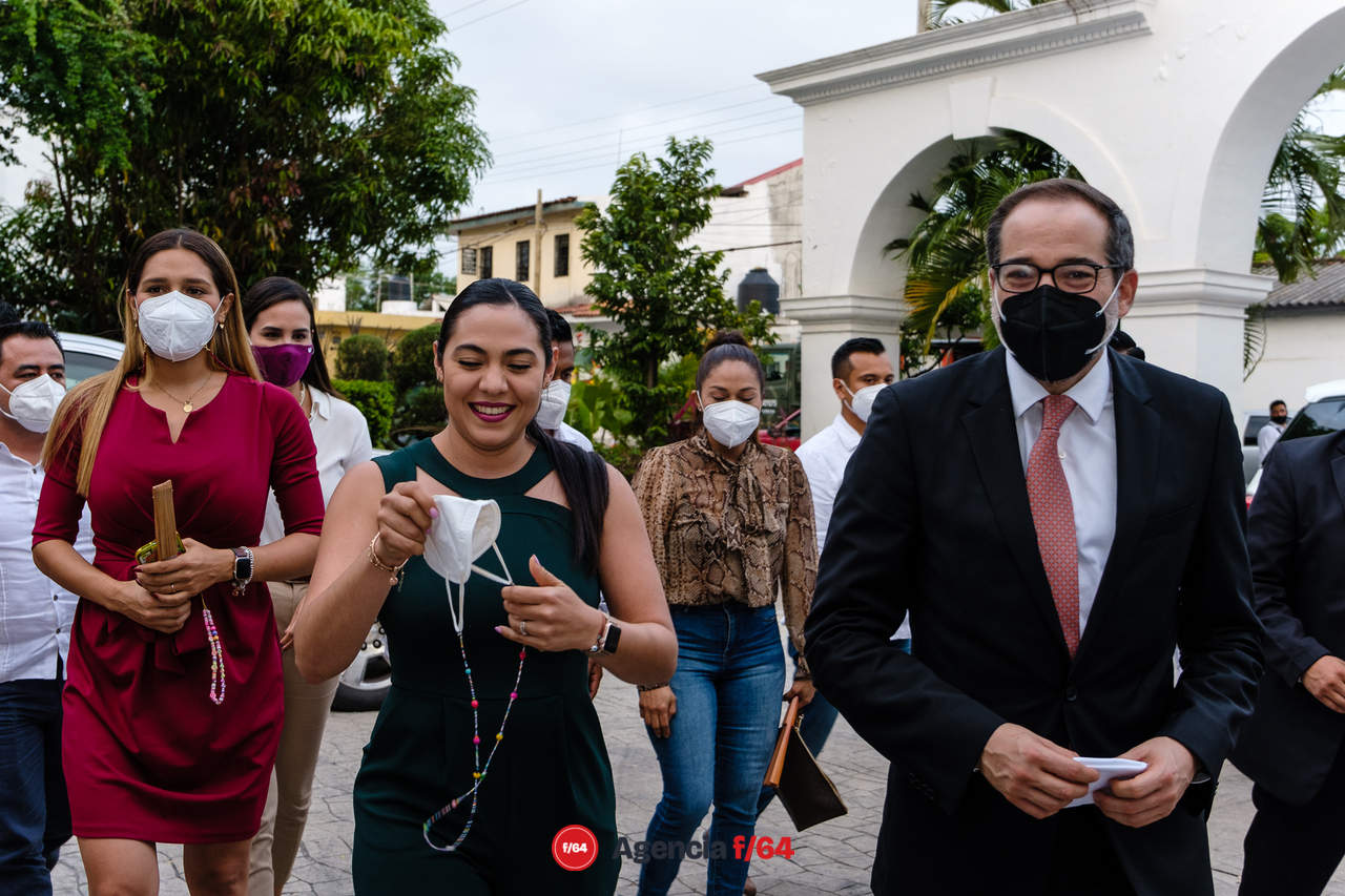 Toma de protesta de Felipe Michel.
Gobernadora Electa Indira Vizcaíno Silva, Gobernador del Estado de Colima, José Ignacio Peralta Sánchez, Diputada Local y Viridiana Valencia