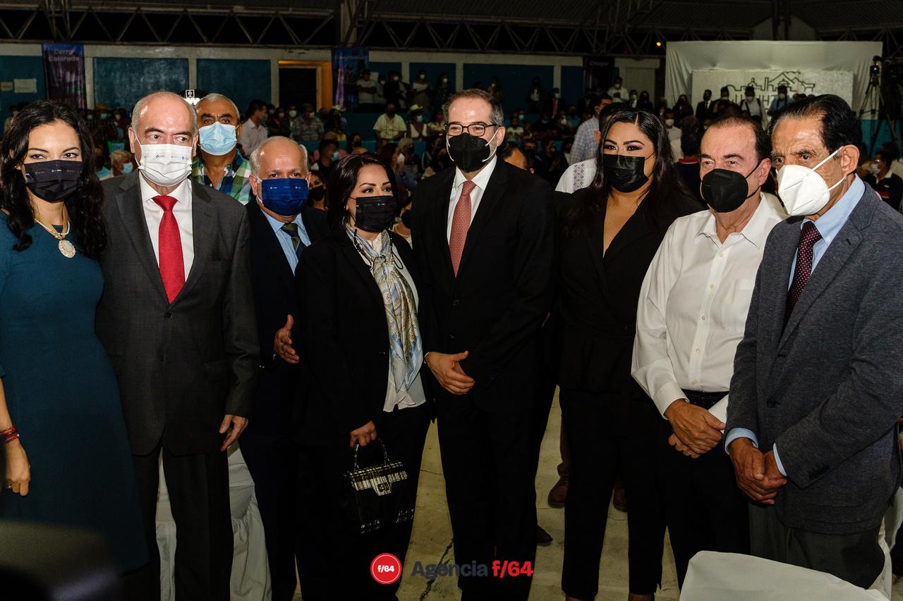 Toma de protesta de Gaby Mejía.
Gobernador de Estado de Colima, José Ignacio Peralta Sanchéz, ex-Gobernadores del Estado de Colima Elías Zamora Verduzco y Fernando Moreno. Diputada Local Lizzy Moreno, Gaby Mejía, alcaldesa de Cuauhtémoc y ex-candidata a la gubernatura de Colima, Mely Romero.