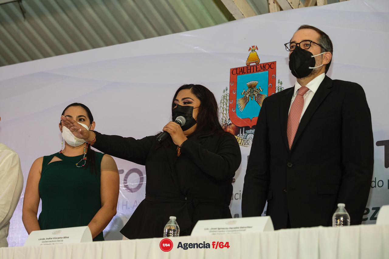 Toma de protesta de Gaby Mejía.
Gobernadora electa, Indira Vizcaíno Silva y alcaldesa de Cuauhtémoc, Gaby Mejía y Gobernador de Colima, José Ignacio Peralta Sánchez 