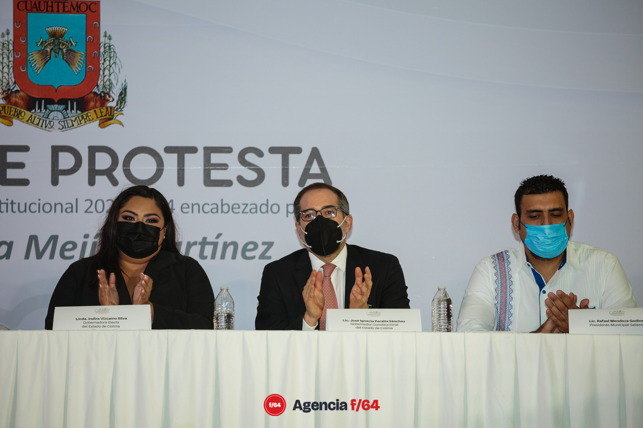 Toma de protesta de Gaby Mejía.
Gobernador de Estado de Colima, José Ignacio Peralta Sanchéz, Gaby Mejía, alcaldesa de Cuauhtémoc y Rafael Mendoza, alcalde saliente de Cuauhtémoc