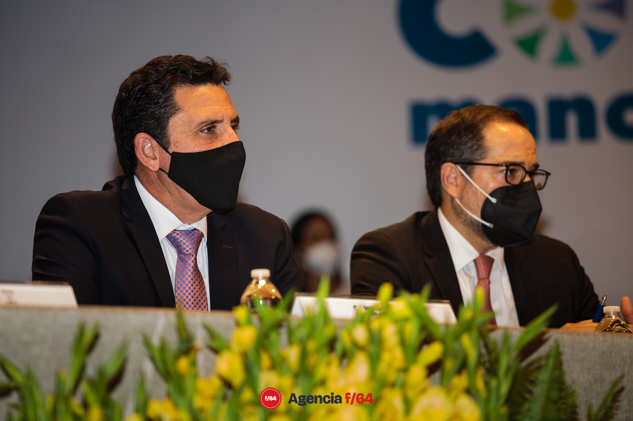 Toma de protesta de Margarita Moreno.
Gobernador de Colima, José Ignacio Peralta Sánchez y alcalde saliente Leoncio Morán.