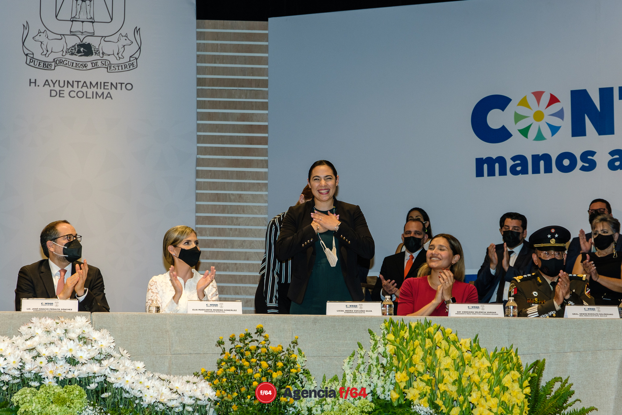 Toma de protesta de Margarita Moreno.
Gobernadora electa, Indira Vizcaíno Silva, alcaldesa de Colima Margarita Moreno, Gobernador de Colima, José Ignacio Peralta Sánchez, Diputada Local Viridiana Valencia.