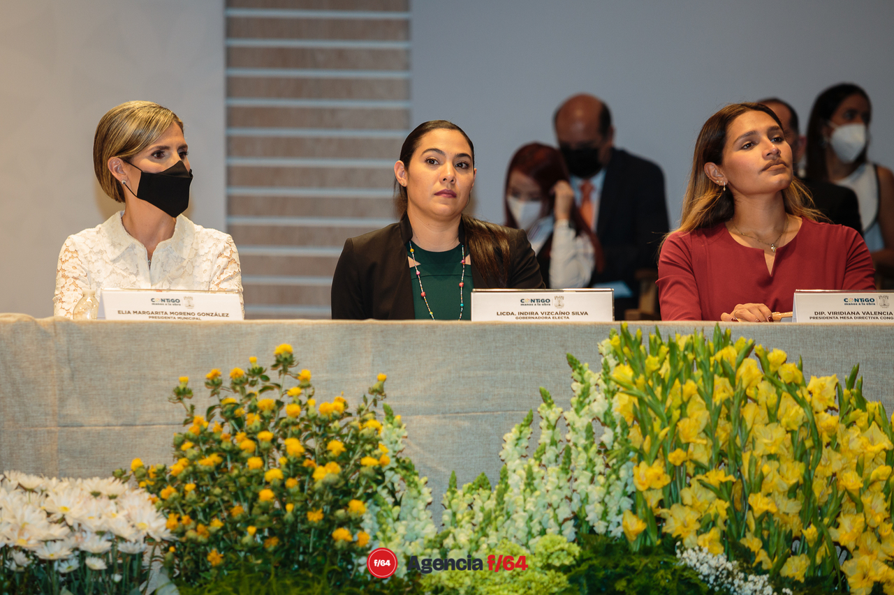Toma de protesta de Margarita Moreno.
Gobernadora electa, Indira Vizcaíno Silva, alcaldesa de Colima Margarita Moreno y Diputada Local Viridiana Valencia.