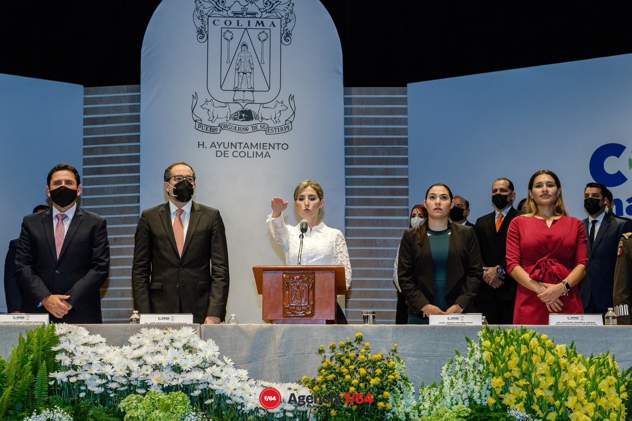 Toma de protesta de Margarita Moreno.
Gobernadora electa, Indira Vizcaíno Silva, alcaldesa de Colima Margarita Moreno, Gobernador de Colima, José Ignacio Peralta Sánchez, Diputada Local Viridiana Valencia y alcalde saliente Leoncio Morán.