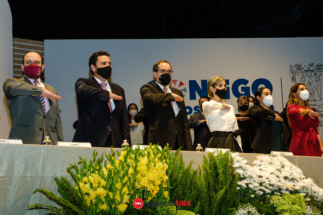 Toma de protesta de Margarita Moreno.
Gobernadora electa, Indira Vizcaíno Silva, alcaldesa de Colima Margarita Moreno, Gobernador de Colima, José Ignacio Peralta Sánchez, Magistrado presidente del Supremo Tribunal de Justicia, Bernardo Alfredo Salazar Santana, Diputada Local Viridiana Valencia y alcalde saliente Leoncio Morán.