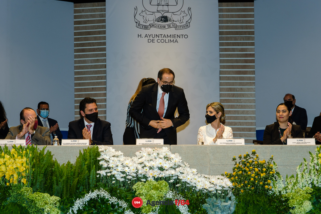 Toma de protesta de Margarita Moreno.
Gobernadora electa, Indira Vizcaíno Silva, alcaldesa de Colima Margarita Moreno, Gobernador de Colima, José Ignacio Peralta Sánchez, Magistrado presidente del Supremo Tribunal de Justicia, Bernardo Alfredo Salazar Santana y alcalde saliente Leoncio Morán.