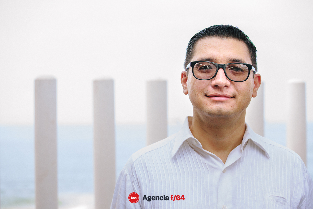 Roberto Rubio Torres 
Consejero Jurídico del Poder Ejecutivo del Estado
 
Licenciado en Derecho por la Facultad de Derecho de la Universidad de Colima, con experiencia profesional en el Poder Judicial del Estado, en el juzgado mixto civil y familiar; en el Supremo Tribunal de Justicia del Estado de Colima fue Director de Análisis y Consultoría Jurídica de la Presidencia y Secretario General de Acuerdos del Pleno; en el Tribunal Electoral del Estado fue Magistrado numerario electo por el Senado, de 2014 a 2017, así como asesor jurídico de la Consejera Presidenta en el Instituto Electoral del Estado de Colima; de 2019 a 2020 fue Secretario Técnico de la Comisión de Gobierno Interno y Acuerdos Parlamentarios en el H. Congreso del Estado de Colima.