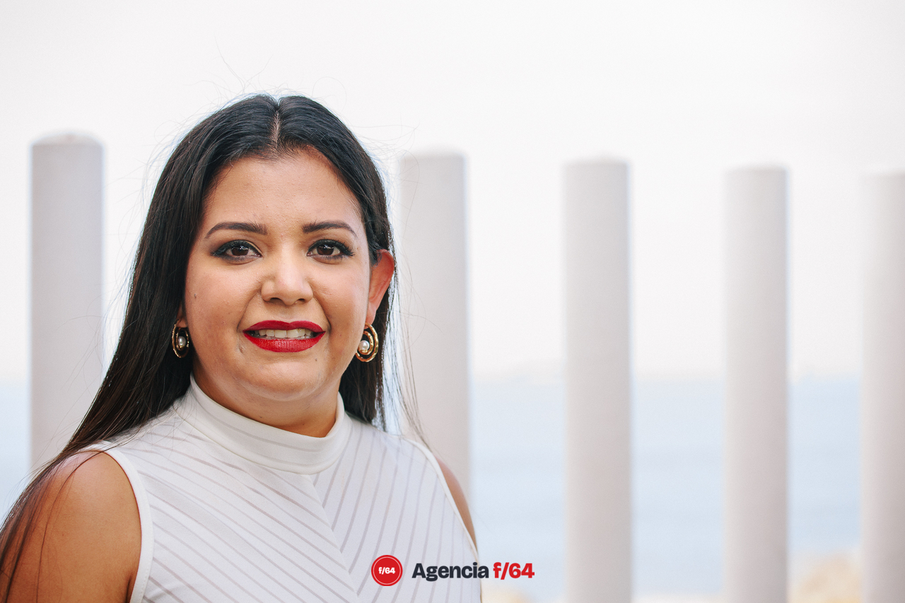 Fabiola Verduzco Aparicio 
Secretaria de Planeación, Finanzas y Administración 
 
Contadora Pública por la Facultad de Contabilidad y Administración de la Universidad de Colima, con diplomados fiscales y en políticas públicas y presupuestos con perspectiva de género. De 2012 a 2015 fue Tesorera Municipal del H. Ayuntamiento de Cuauhtémoc y de 2015 a 2016 fungió como Tesorera Municipal del H. Ayuntamiento de Armería. 