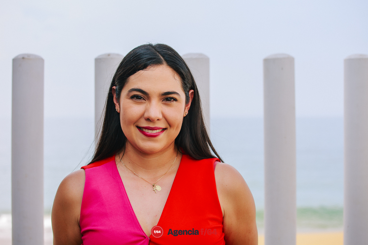 Indira Vizcaíno Silva
Gobernadora Electa del Estado de Colima. Segunda mujer en gobernar el estado en más de 35 años desde la primer Gobernadora, Griselda Álvarez Ponce de León. Será la primer gobernante de un partido político diferente al Partido Revolucionario Institucional en el Estado de Colima.