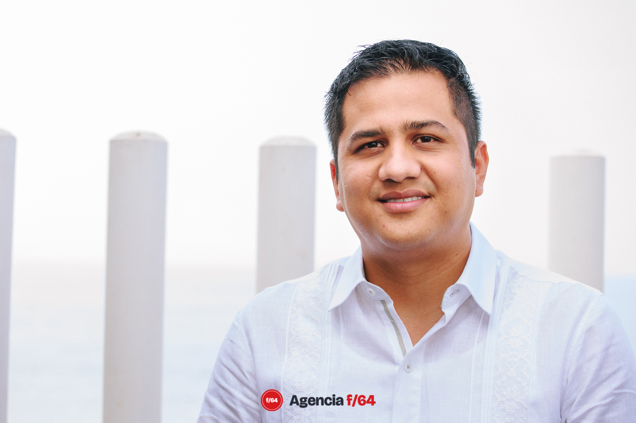 Eduardo Jurado Escamilla 
Oficina de la Gubernatura 
 
Ingeniero Bioquímico con especialidad en Biotecnología, por el Instituto Tecnológico Nacional de México, campus Colima. 
En 2015, director de Ecología y Salud en el H. Ayuntamiento de Cuauhtémoc; de 2016 a 2017, director de Desarrollo Social del Gobierno del Estado de Colima; 2018 a 2019 coordinador de planeación, evaluación y operatividad en la Delegación de Bienestar;  del 2020 a 2021 en el cargo de coordinador territorial de “Sembrando Vida” en la Subsecretaría de Planeación, Evaluación y Desarrollo regional de la Secretaría de Bienestar del Gobierno de México en el Estado de Colima, así como coordinador general de dos campañas electorales, incluyendo la de la gubernatura de Colima por Morena, en 2021.