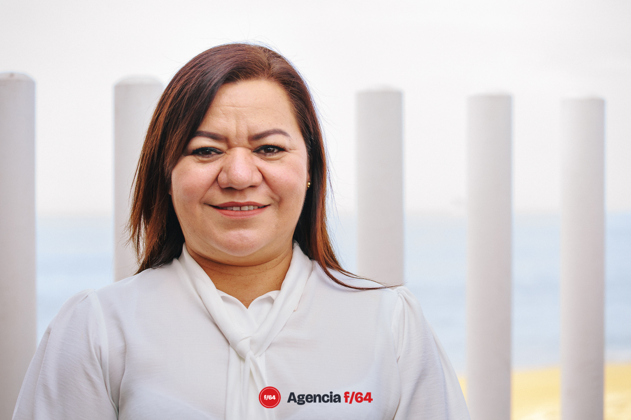 Ma. Guadalupe Solís Ramírez 
Secretaria General de Gobierno 
 
Licenciada en Estrategias Administrativas y Financieras por la Universidad Multitécnica Profesional. Fue Oficial Mayor en el H. Ayuntamiento de Cuauhtémoc durante el trienio 2012-2015. Durante 2019, coordinadora para la Interoperabilidad de los Programas de Bienestar en la Delegación de Programas para el Desarrollo del Gobierno de México en Colima y posteriormente subdelegada de Desarrollo Social y Humano en esta misma delegación. Desde finales de 2020 hasta octubre de 2021, Delegada de Programas para el Desarrollo en el Estado de Colima, donde coordinó, vigiló y dio seguimiento a los distintos trámites que se realizan en los diferentes programas sociales. 