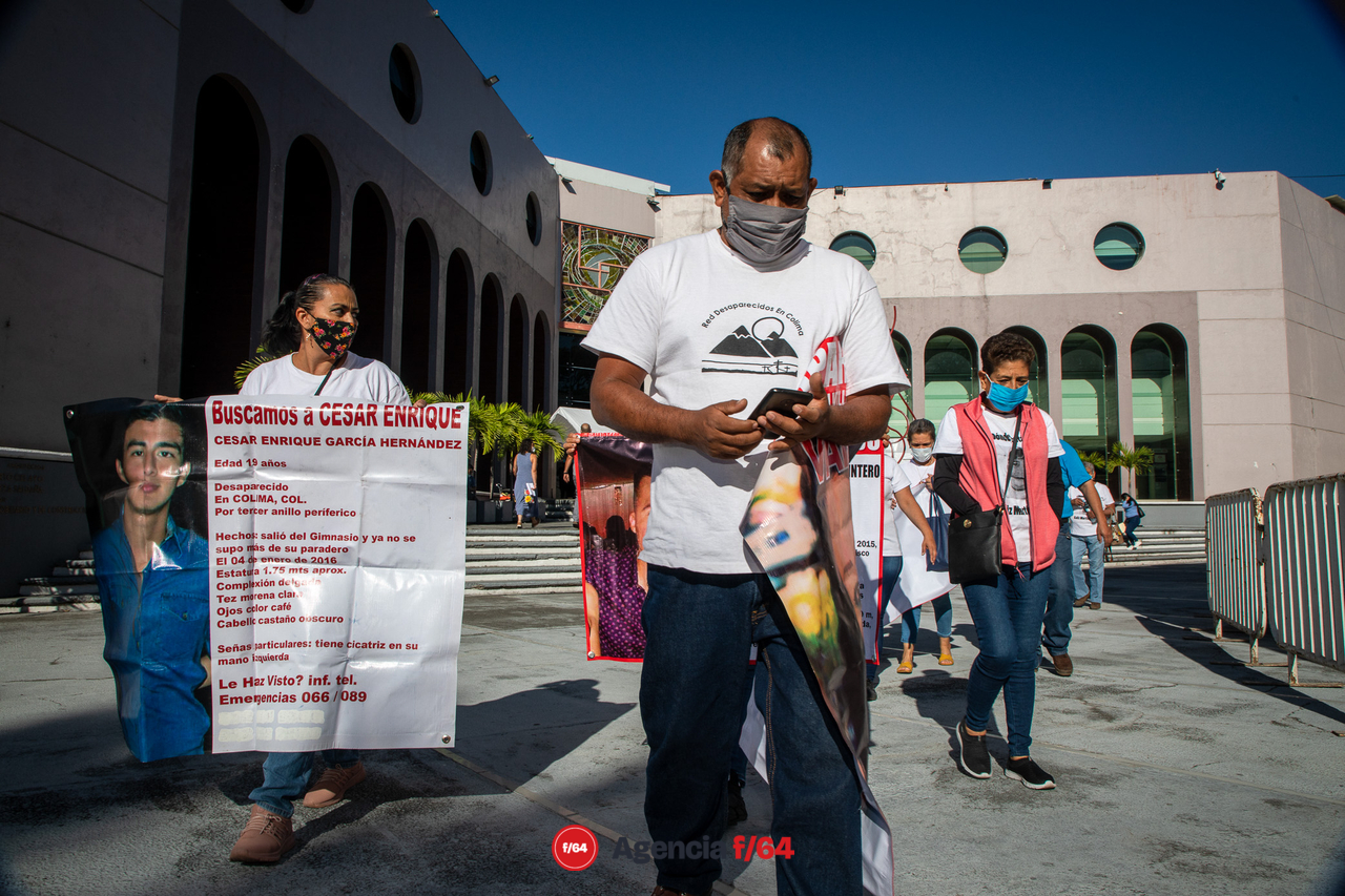 Miembros del Colectivo Red Desaparecidos en Colima se manifestaban en las afueras del Congreso con mantas impresas con la imagen e información de sus Familiares Desaparecidos.