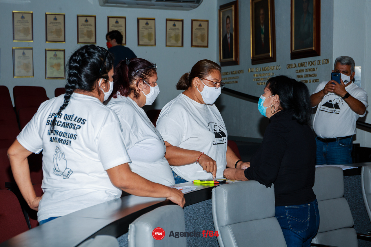 La diputada local Araceli García Muro le explica a los integrantes del Colectivo Red Desaparecidos en Colima A.C. que Rosa Evelia Pérez Valdivia se niega comparecer.