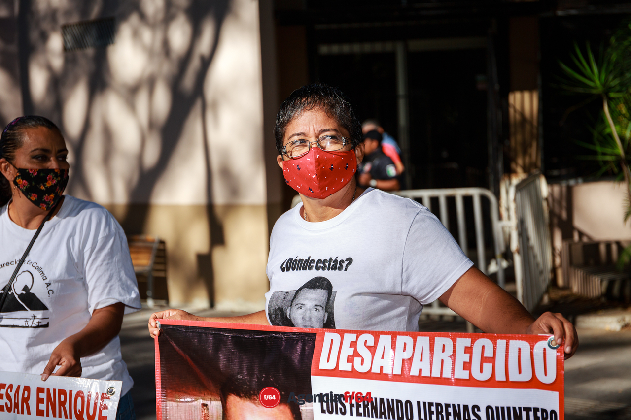Afuera del congreso local esperando la comparecencia de la titular de la Comisión de Búsqueda de Personas, Rosa Evelia Pérez Valdivia.