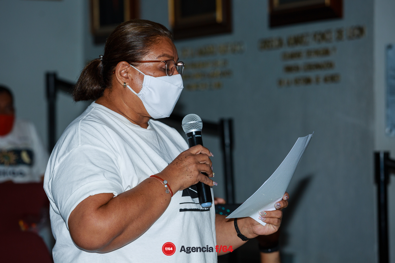 Carmen Sepulveda lee a los diputados presentes las faltas en las que consideran Rosa Evelia Pérez Valdivia ha fallado en su labor como Comisionada de Búsqueda de Personas del Estado de Colima.