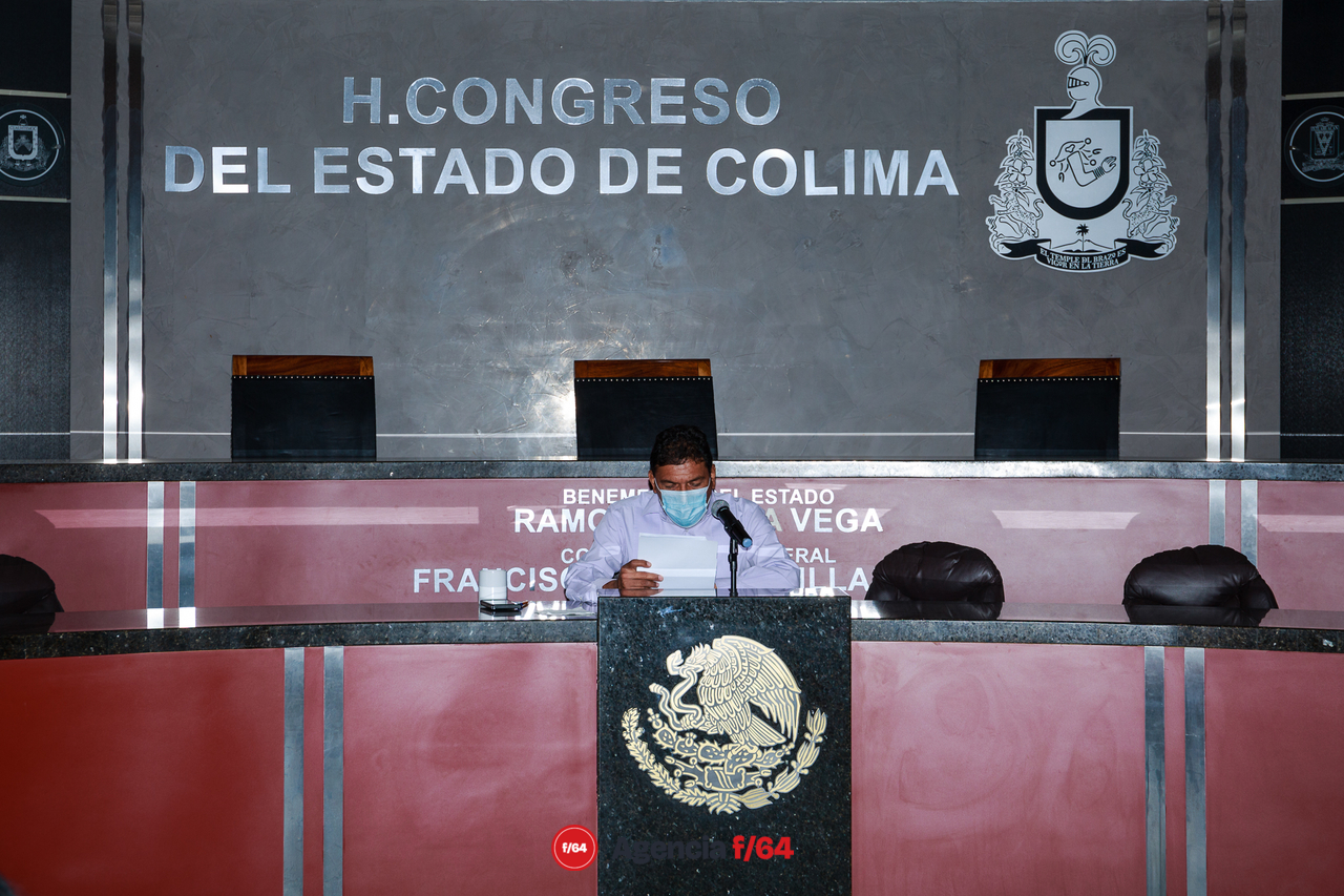 El diputado presidente de la Mesa Directiva, Rogelio Salinas Sánchez, inicia la sesión leyendo el texto de Rosa Evelia Pérez Valdivia donde justifica su intención de no comparecer ante el congreso.