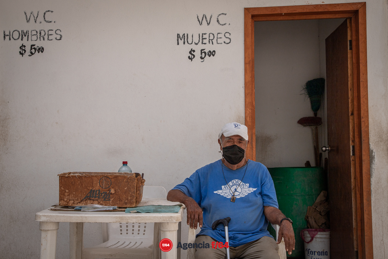 Trabajador en baños públicos.