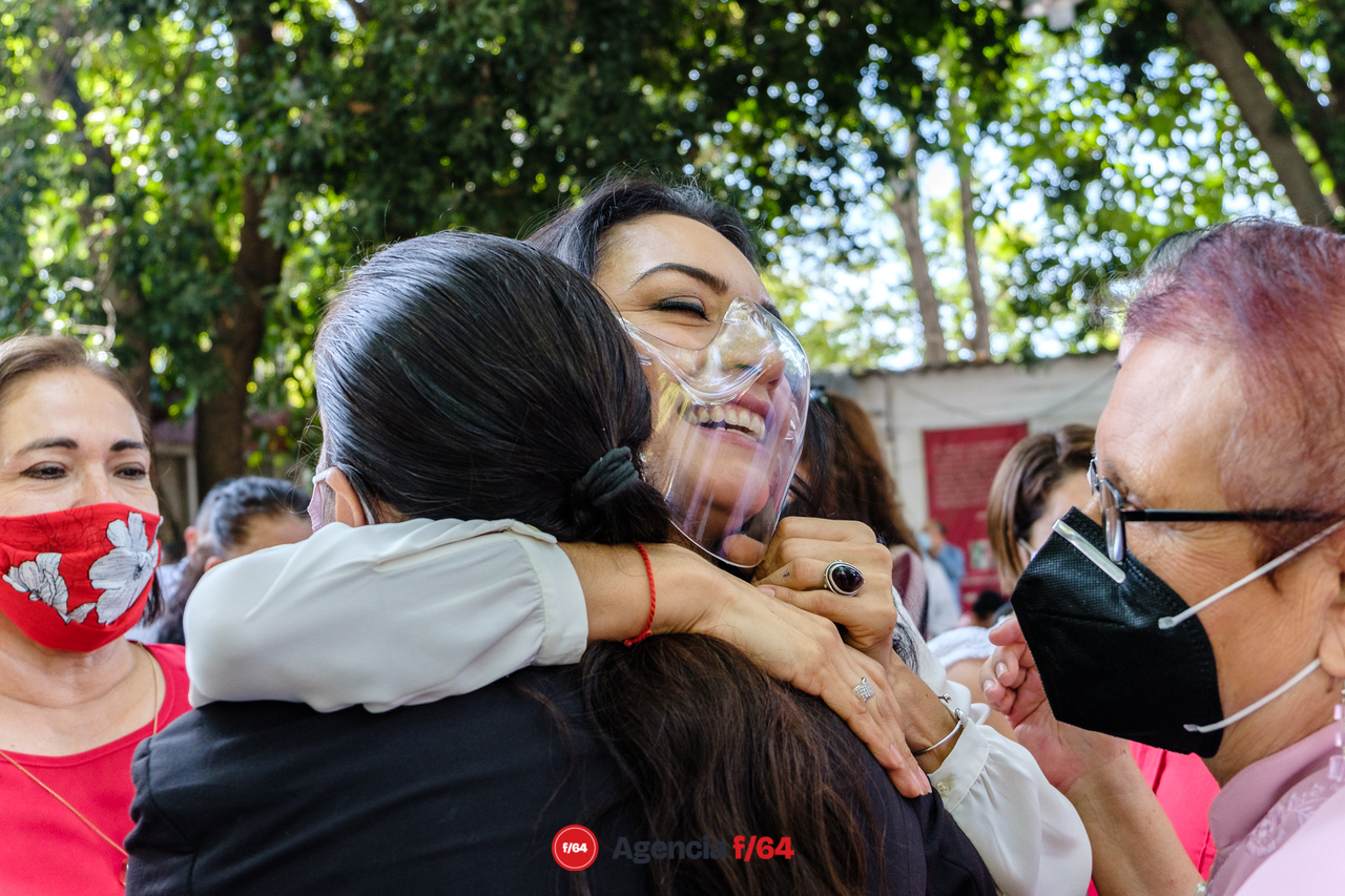 Abrazos y felicitaciones después de realizar el registro como precandidata del PRI a la gobernatura del Estado de Colima.