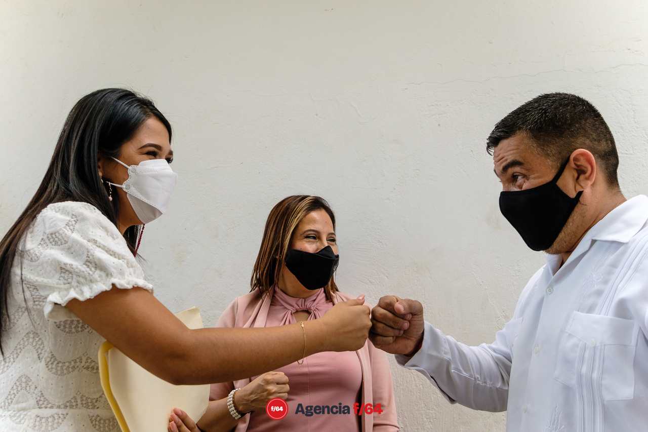 Diana Zepeda llegando a tomar protesta como alcaldesa de Armería.