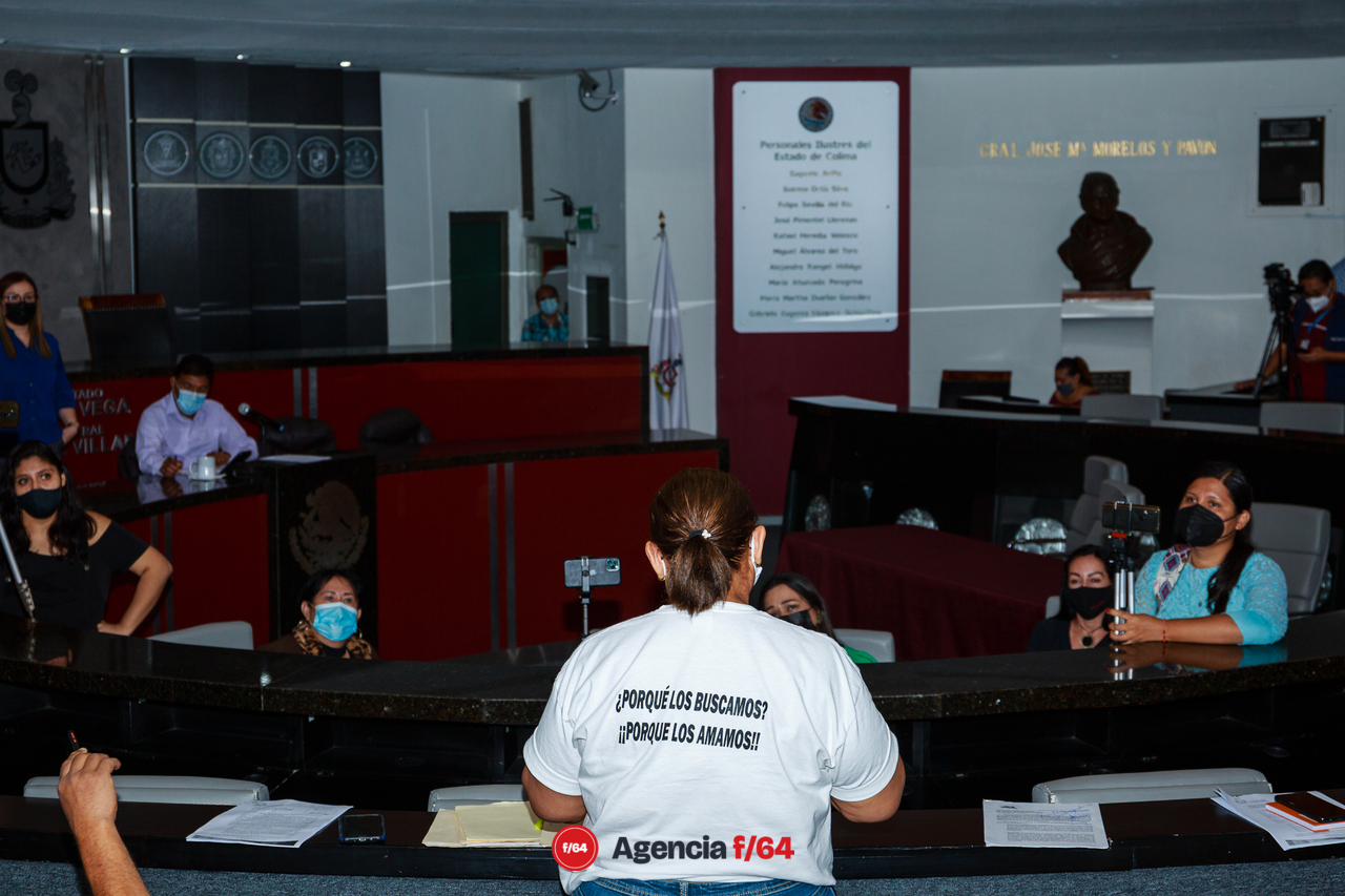 Carmen Sepulveda lee a los diputados presentes las faltas en las que consideran Rosa Evelia Pérez Valdivia ha fallado en su labor como Comisionada de Búsqueda de Personas del Estado de Colima.