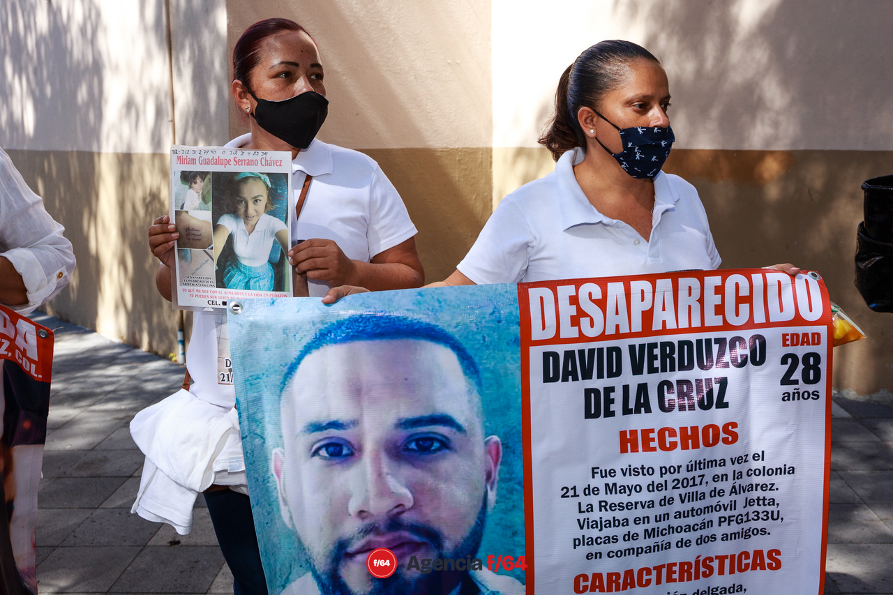 Integrantes del Colectivo Red Desaparecidos en Colima A.C. afuera del Congreso.
