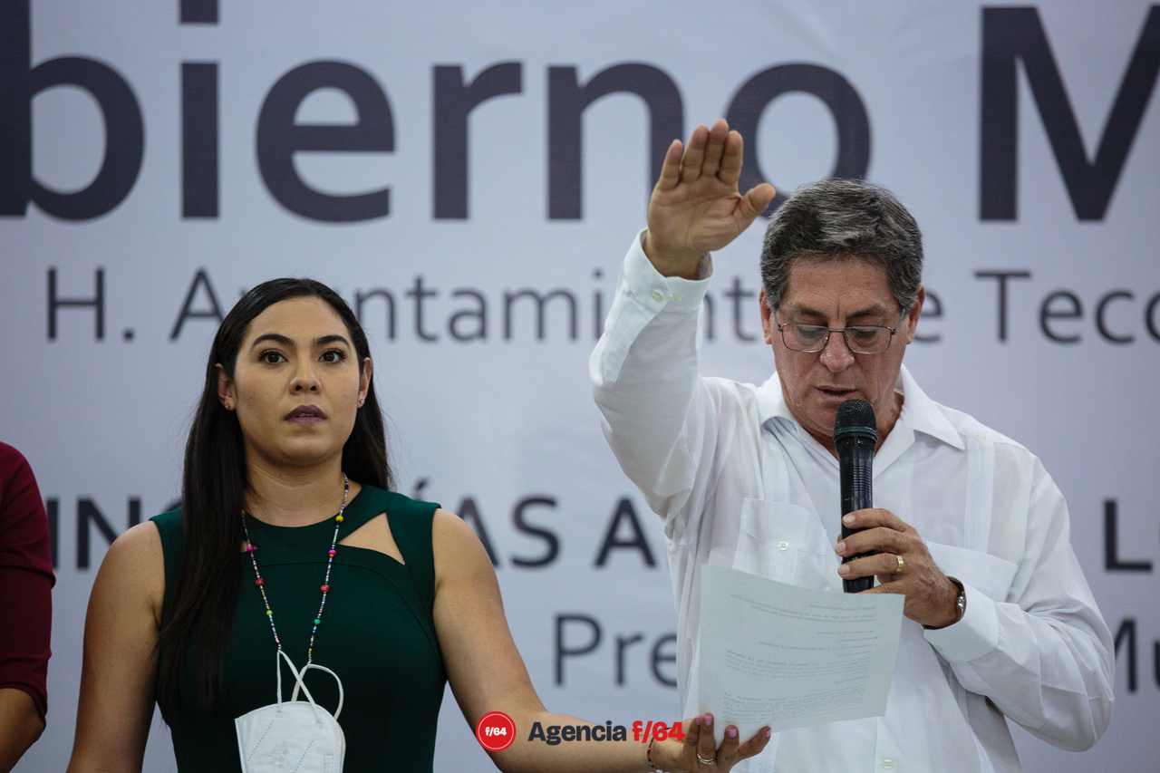 La Gobernadora Electa, Indira Vizcaíno Silva, el alcalde reelecto Elías Lozano tomando protesta