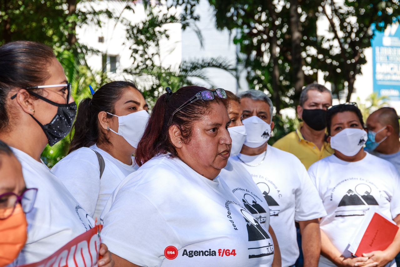 Integrantes del Colectivo Red Desaparecidos en Colima A.C. afuera del Congreso dan un mensaje a la prensa de rechazo y exigen la destitución de Rosa Evelia Pérez Valdivia.