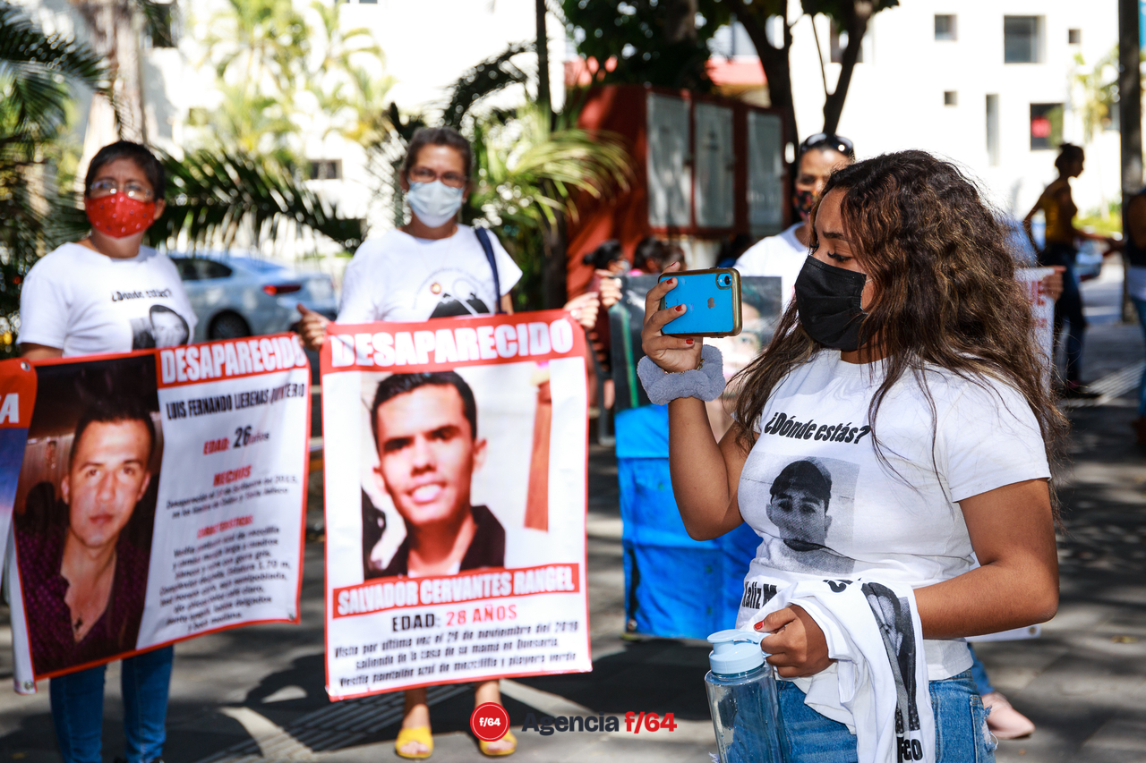 Integrantes del Colectivo Red Desaparecidos en Colima A.C. afuera del Congreso.