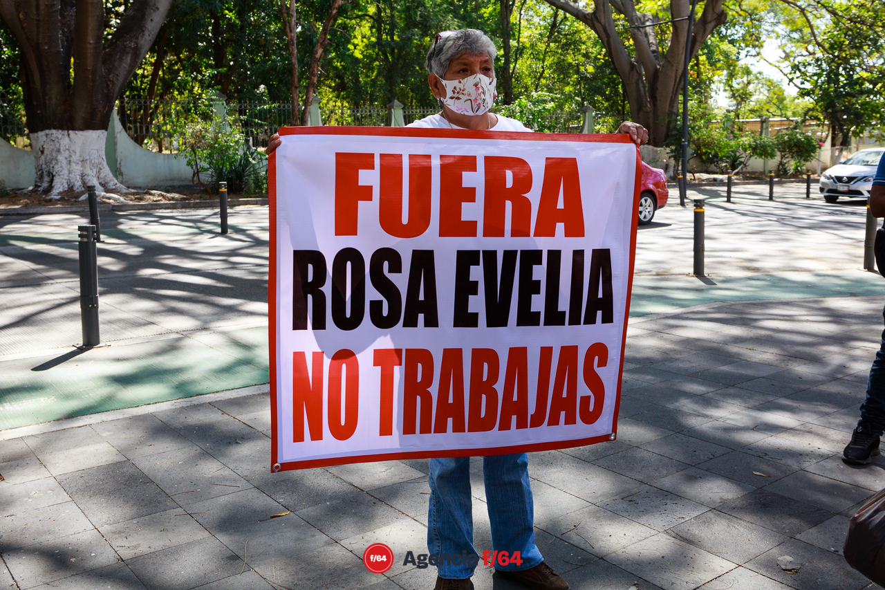 Integrantes del Colectivo Red Desaparecidos en Colima A.C. afuera del Congreso dan un mensaje a la prensa de rechazo y exigen la destitución de Rosa Evelia Pérez Valdivia.