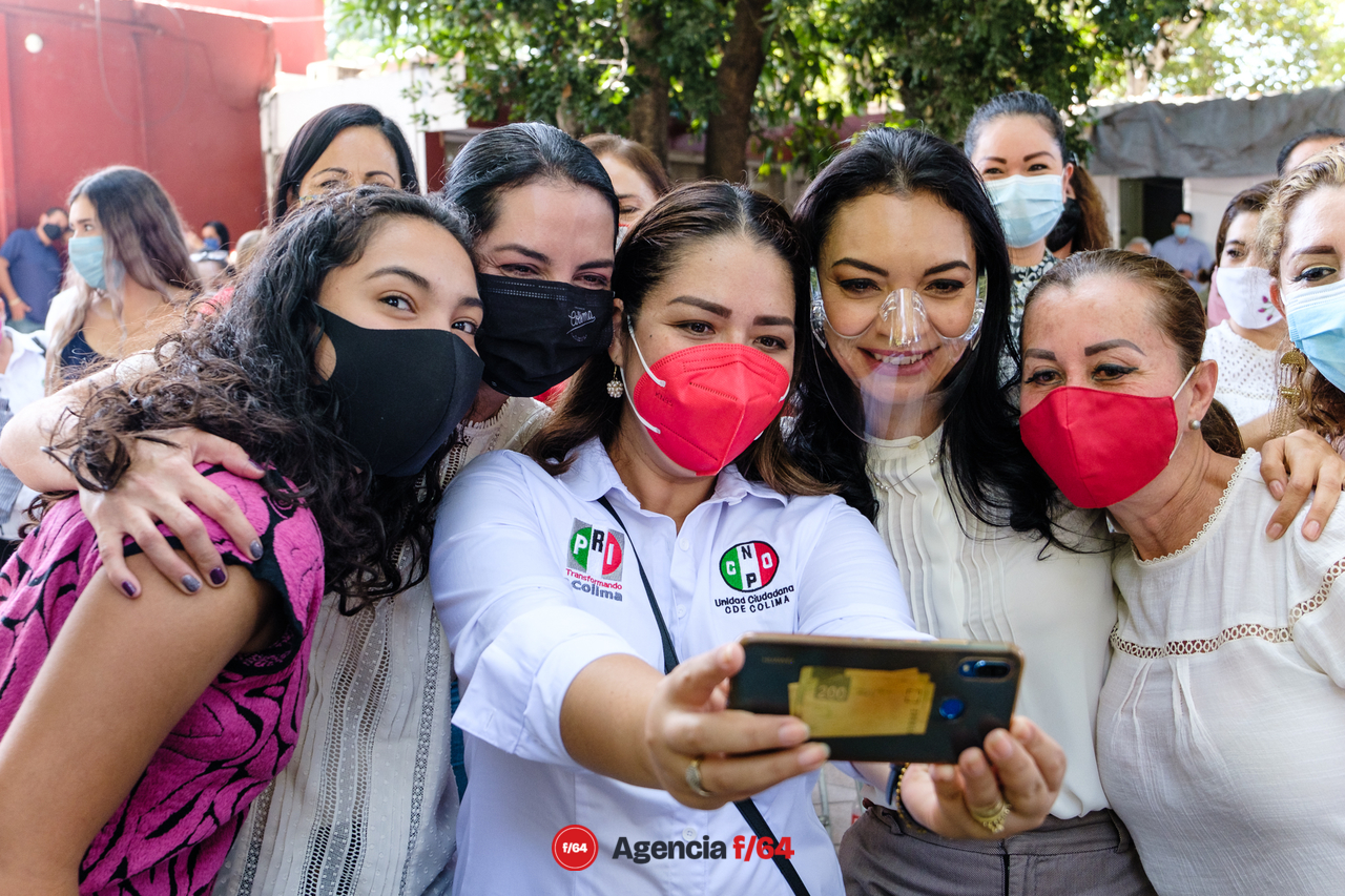 Los priistas presentes en el registro no perdieron la oportunidad de pedir la "selfie".