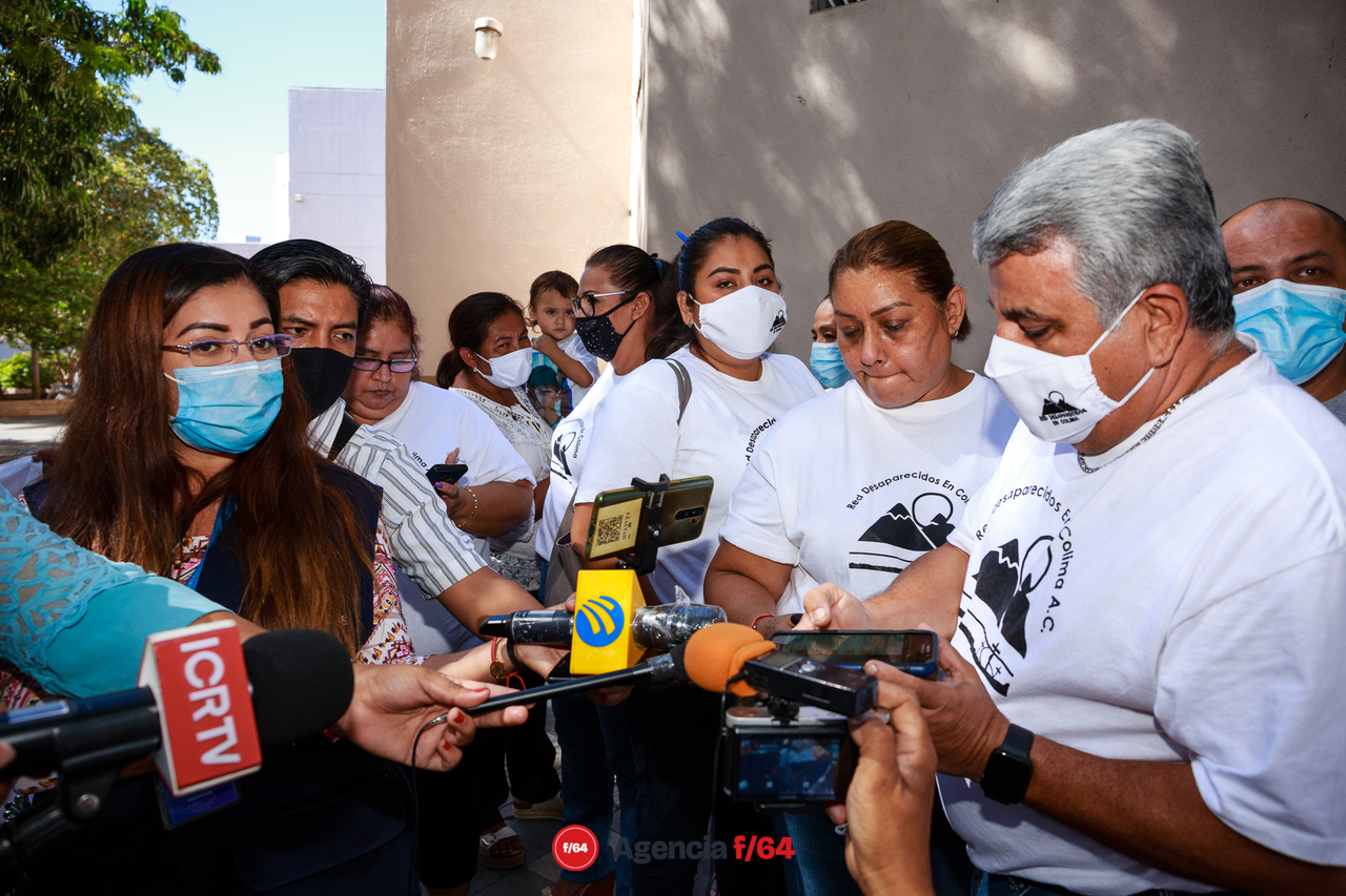 Integrantes del Colectivo Red Desaparecidos en Colima A.C. afuera del Congreso dan un mensaje a la prensa de rechazo y exigen la destitución de Rosa Evelia Pérez Valdivia.