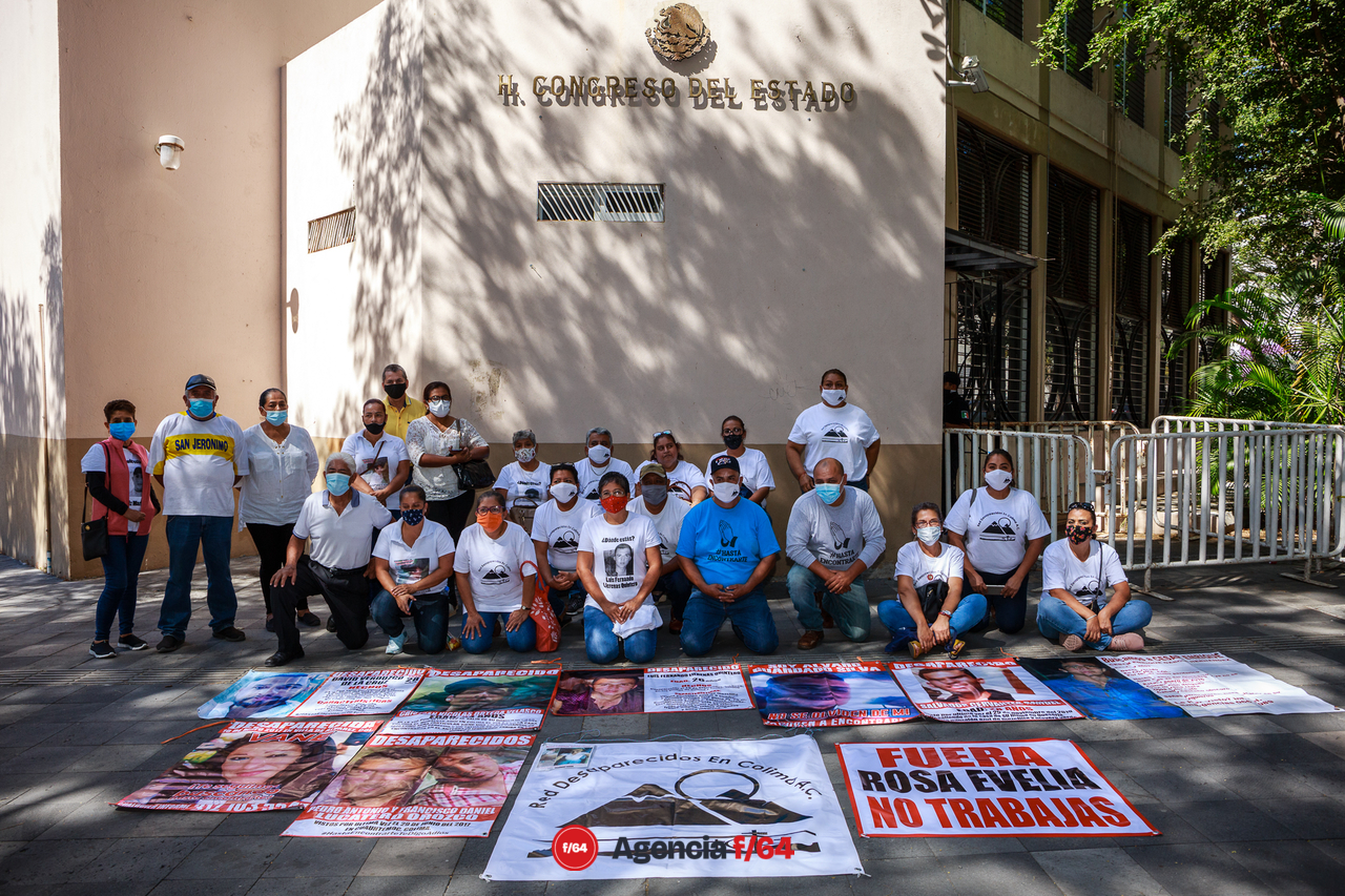 Integrantes del Colectivo Red Desaparecidos en Colima A.C. afuera del Congreso.