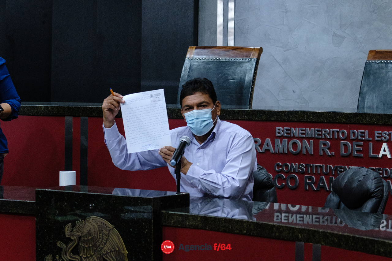El diputado presidente de la Mesa Directiva, Rogelio Salinas Sánchez, muestra a los presentes el texto con el que Rosa Evelia Pérez Valdivia justifica no presentarse a comparecer.
