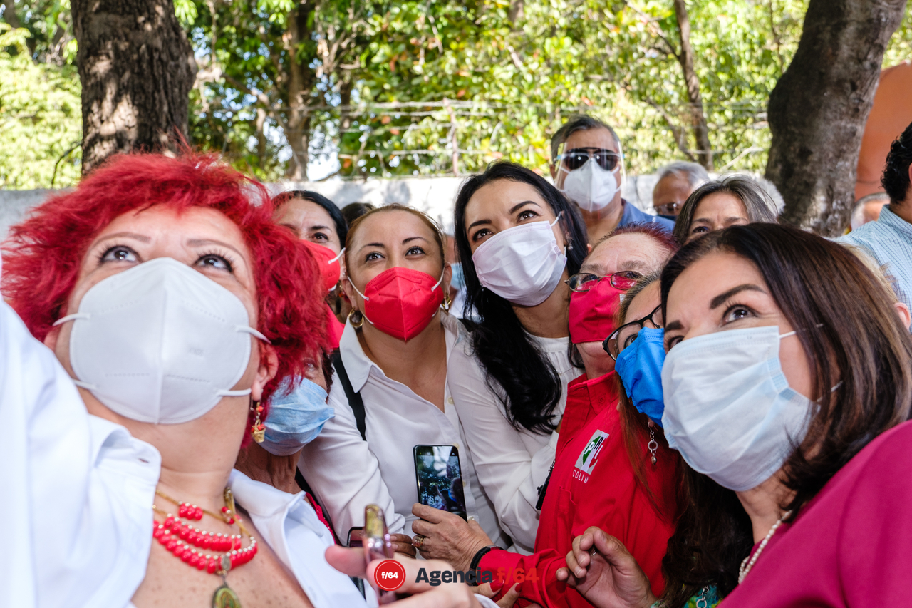 Los priistas presentes en el registro no perdieron la oportunidad de pedir la "selfie".