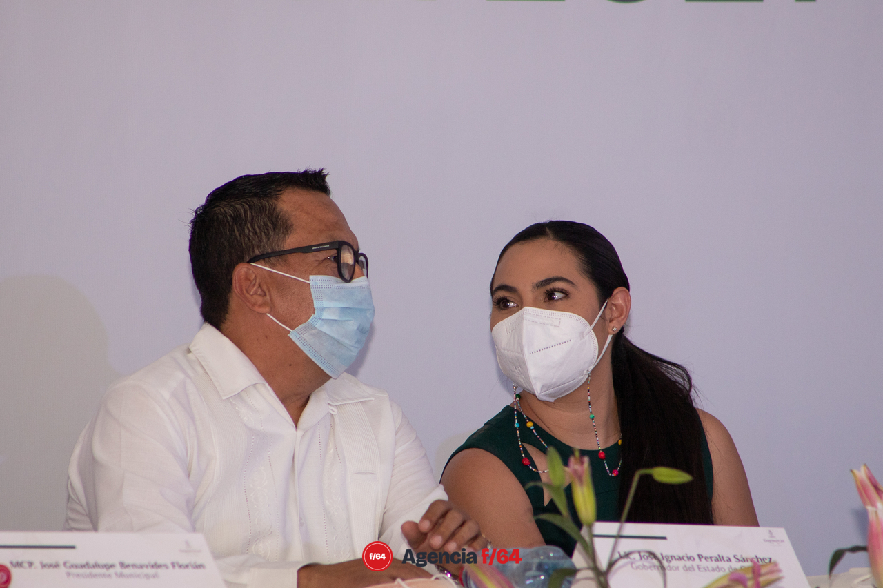 Gobernadora electa, Indira Vizcaíno Silva conversa con alcalde saliente  José Guadalupe Benavides Florián.