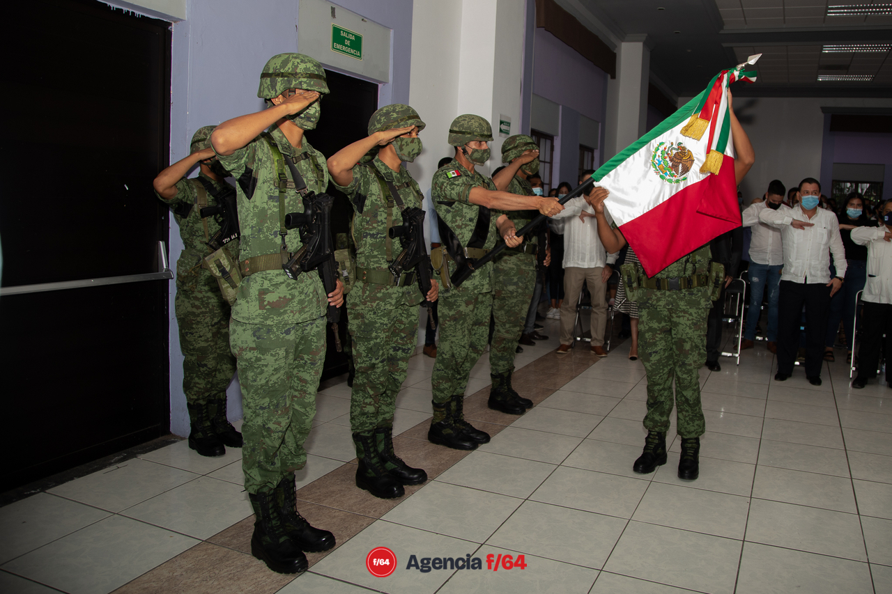 Escolta de la 20º Zona militar en honores a la bandera en la toma de protesta del Felipe Michel.