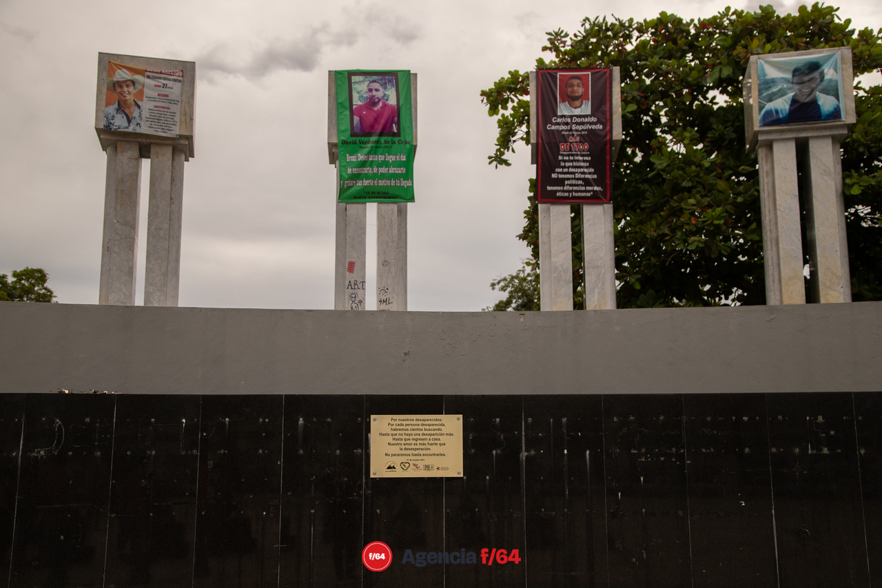 Placa conmemorativa de La Plaza de las y los Desaparecidos en Colima.