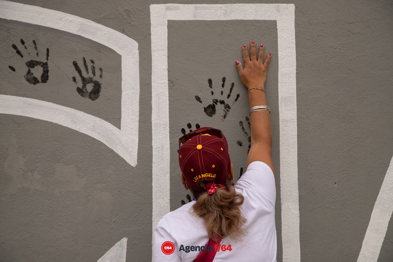 Pinta de nombres de desaparecidos y pinta de huellas de familiares.