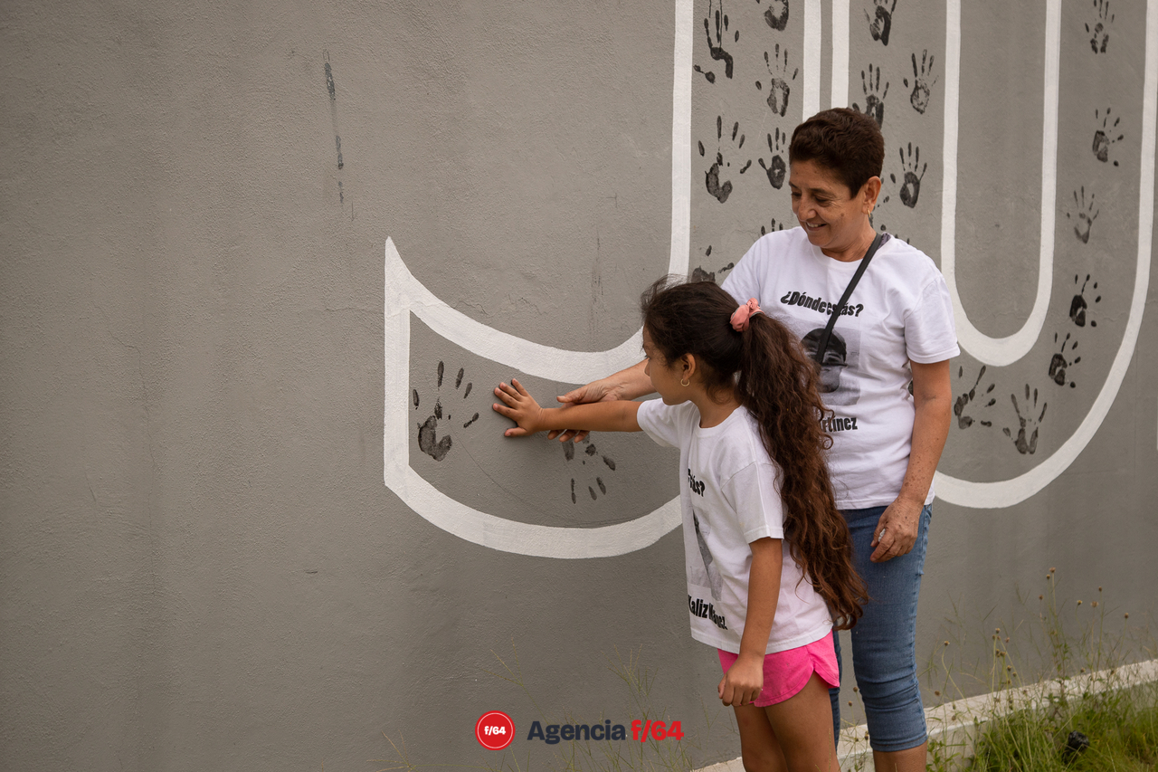 Pinta de nombres de desaparecidos y pinta de huellas de familiares.