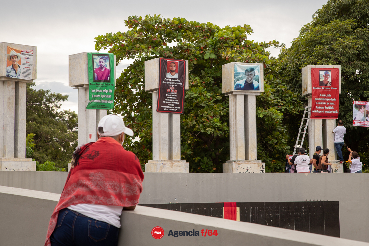 Colocación de lonas con imágenes de personas desaparecidas en Colima.