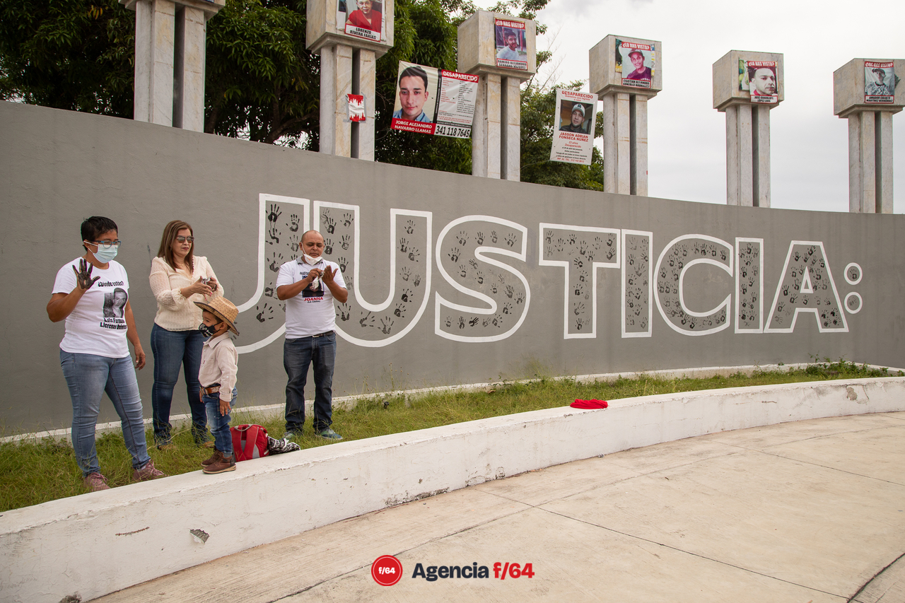 Pinta de nombres de desaparecidos y pinta de huellas de familiares.