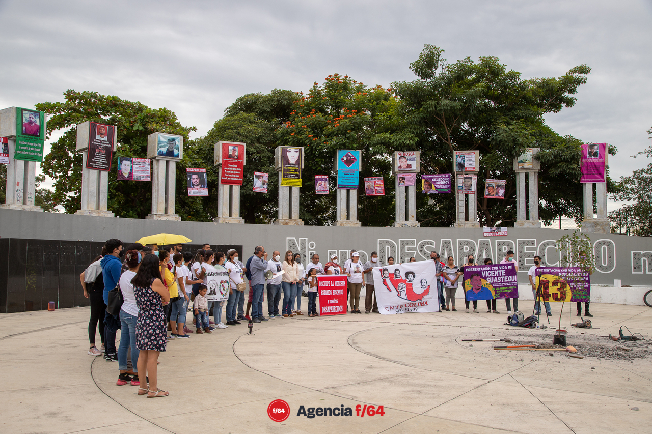 Colocación, por tercera ocasión, de un olivo en la plaza como señal de la paz que anhelan familiares de desaparecidos. No únicamente piden la localización de los suyos, también piden que no haya más desapariciones forzadas.
