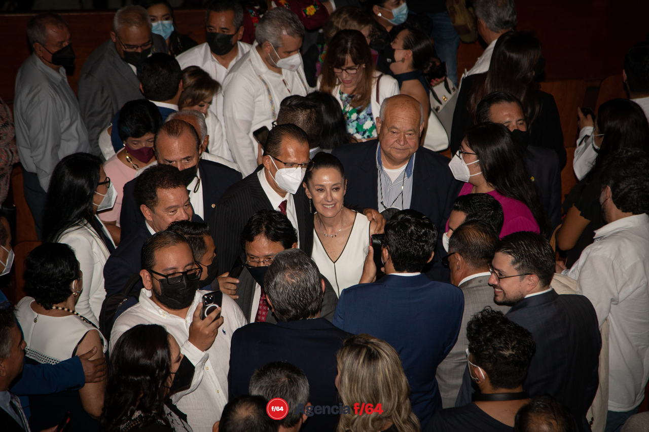 Protesta como Gobernadora Indira Vizcaíno en sesión solemne del Congreso de Colima en el Teatro Hidalgo de la Capital.
