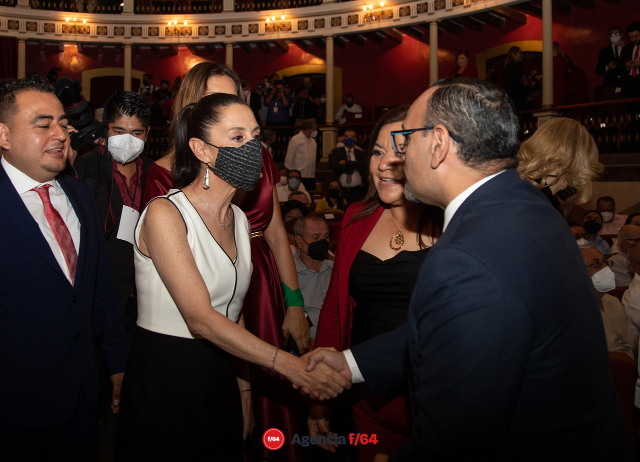 Protesta como Gobernadora Indira Vizcaíno en sesión solemne del Congreso de Colima en el Teatro Hidalgo de la Capital.
