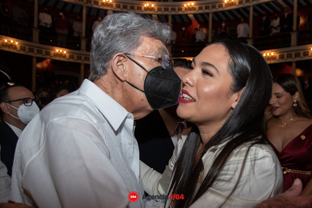 Protesta como Gobernadora Indira Vizcaíno en sesión solemne del Congreso de Colima en el Teatro Hidalgo de la Capital.