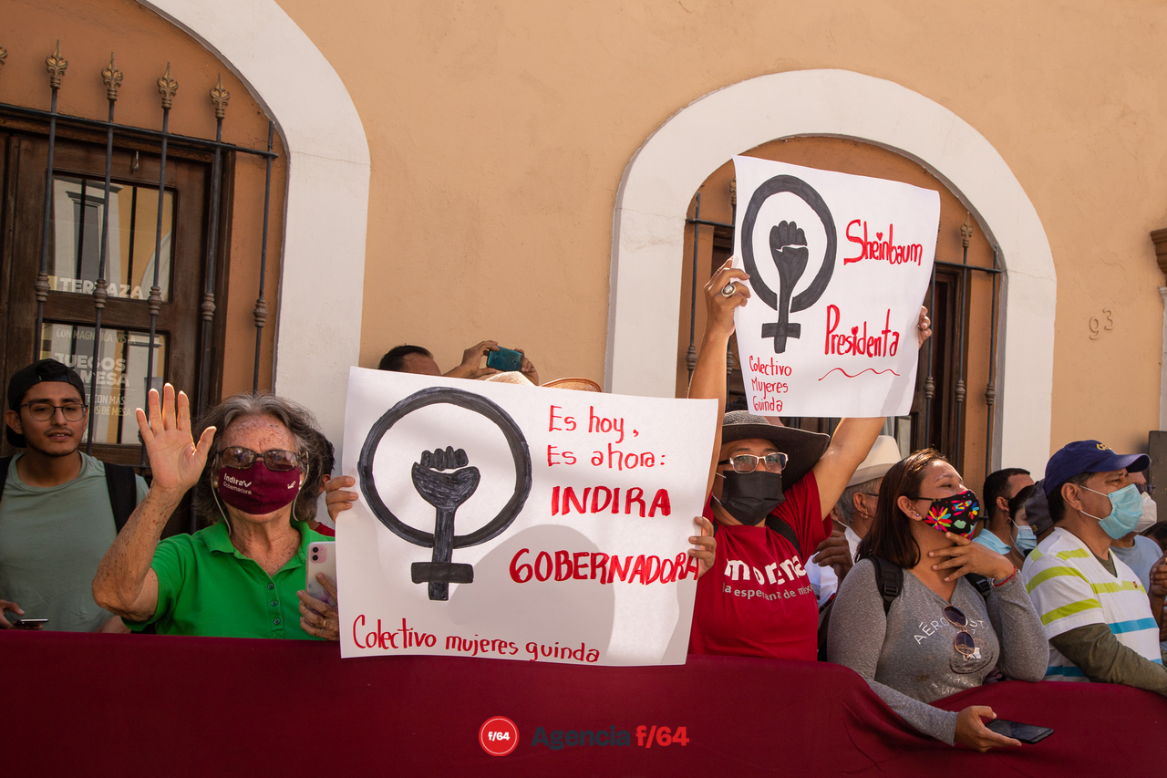 Manifestantes a las afueras del Teatro Hidalgo.