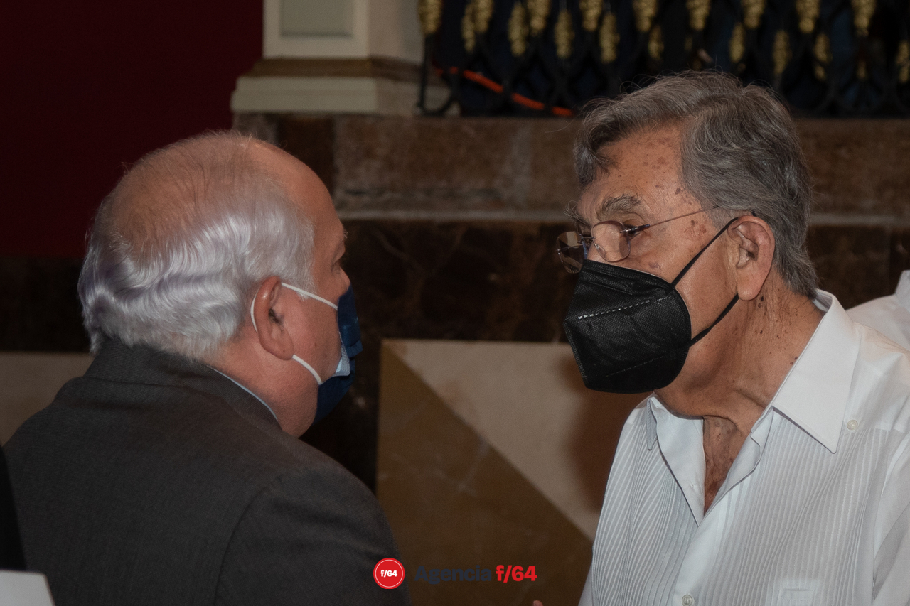Ex-gobernador del Estado de Colima, Fernando Moreno Peña saluda al Ing. Cuauhtémoc Cárdenas