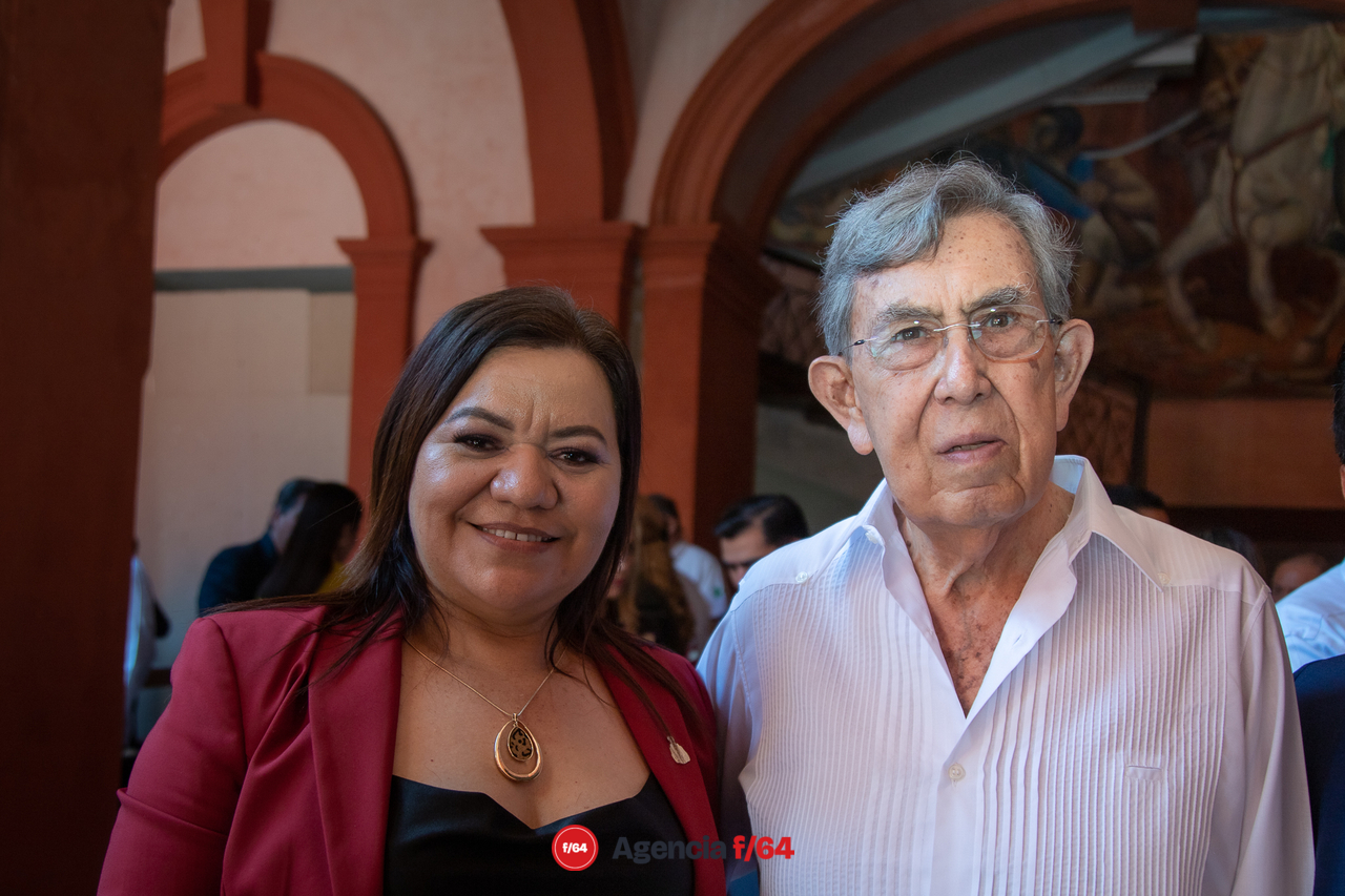 Protesta como Gobernadora Indira Vizcaíno en sesión solemne del Congreso de Colima en el Teatro Hidalgo de la Capital.