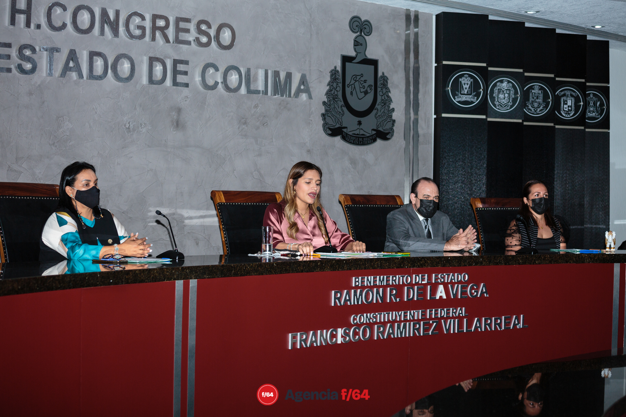 Viridiana Valencia; presidenta de la mesa directiva, las secretarias Glenda Ochoa y Myriam Gudiño, y el Magistrado Presidente del Poder Judicial, Bernardo Salazar.