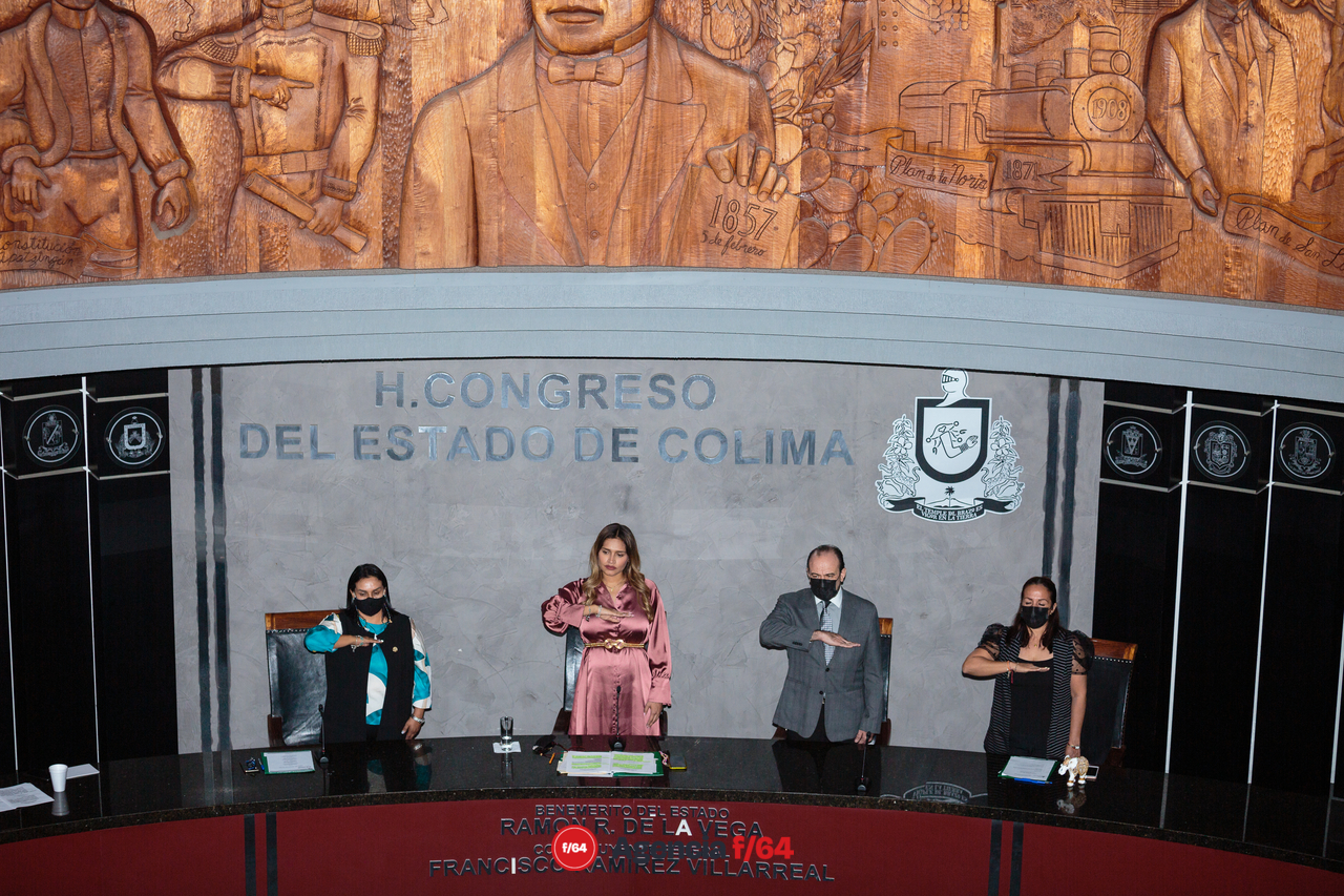 Viridiana Valencia; presidenta de la mesa directiva, las secretarias Glenda Ochoa y Myriam Gudiño, y el Magistrado Presidente del Poder Judicial, Bernardo Salazar.